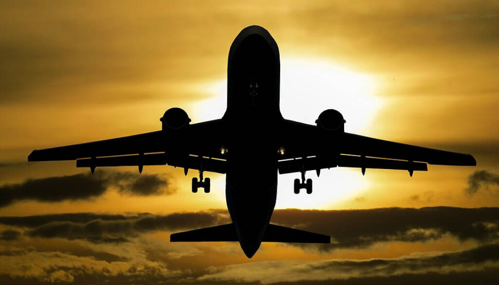 Flygplan avgår under solen