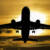 Flygplan avgår under solen