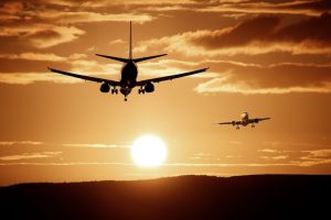 Flygplan och sol över flygplats